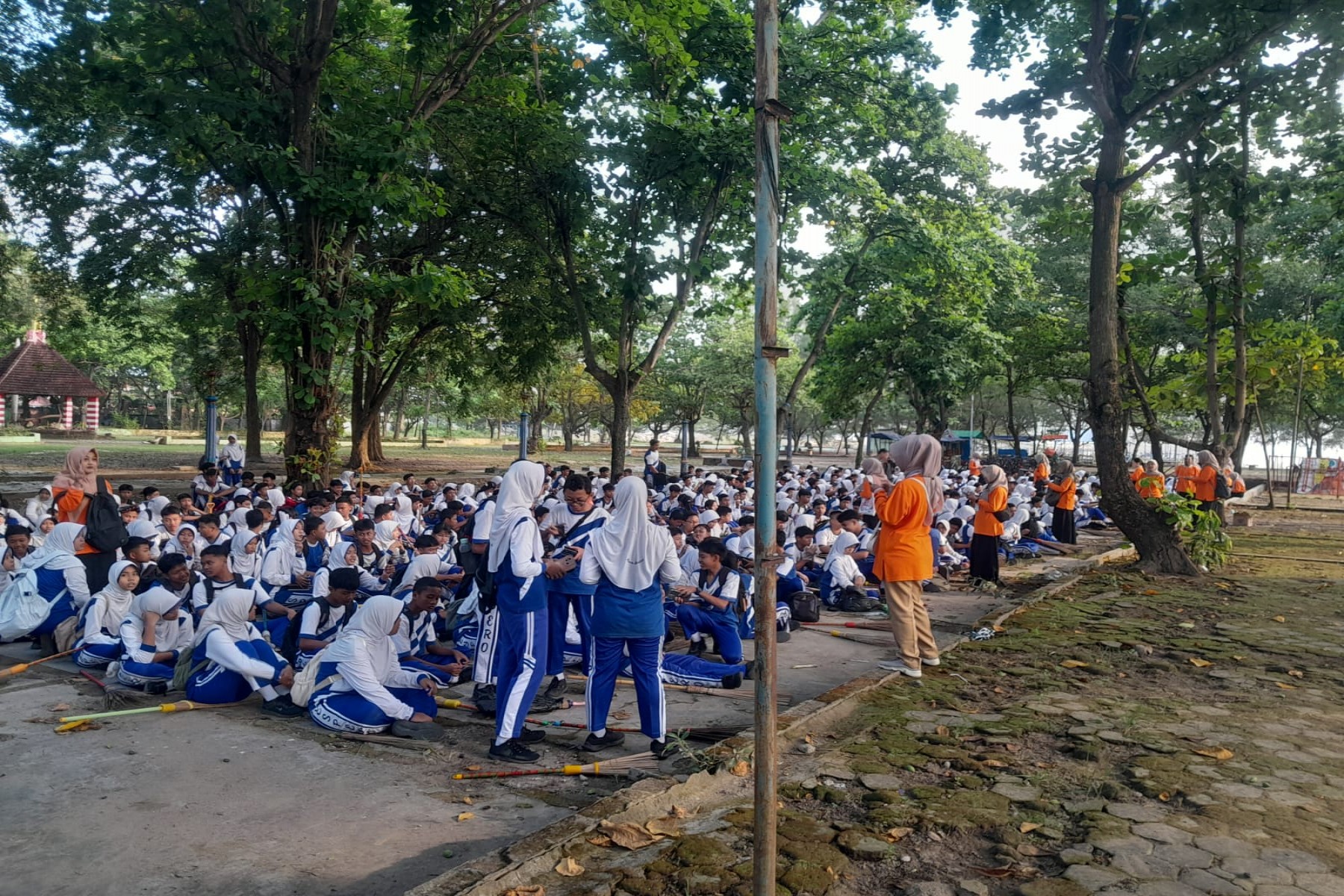 Langkah Menuju Adiwiyata Mandiri, SMPN 2 Rembang Ajak Siswa Peduli Lingkungan