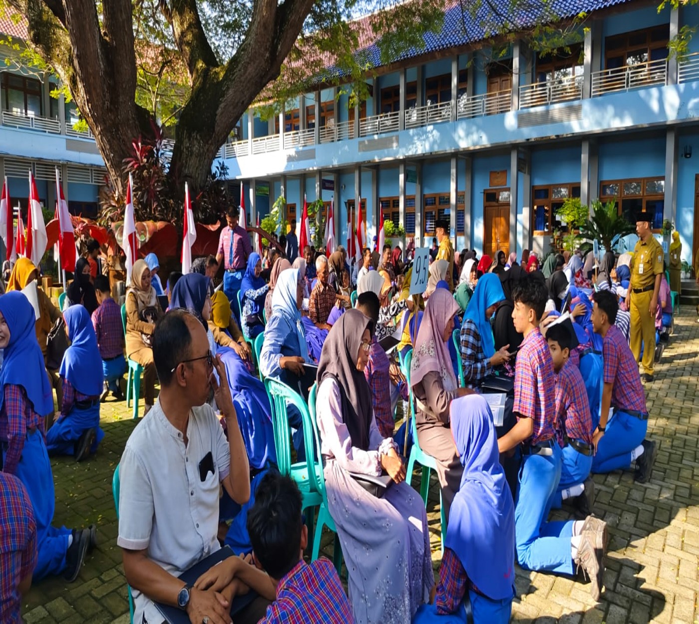 Langit Rembang Bersyukur: Momen Haru Sujud Syukur Kelulusan Siswa Kelas 9 SMPN 2 Rembang 2025