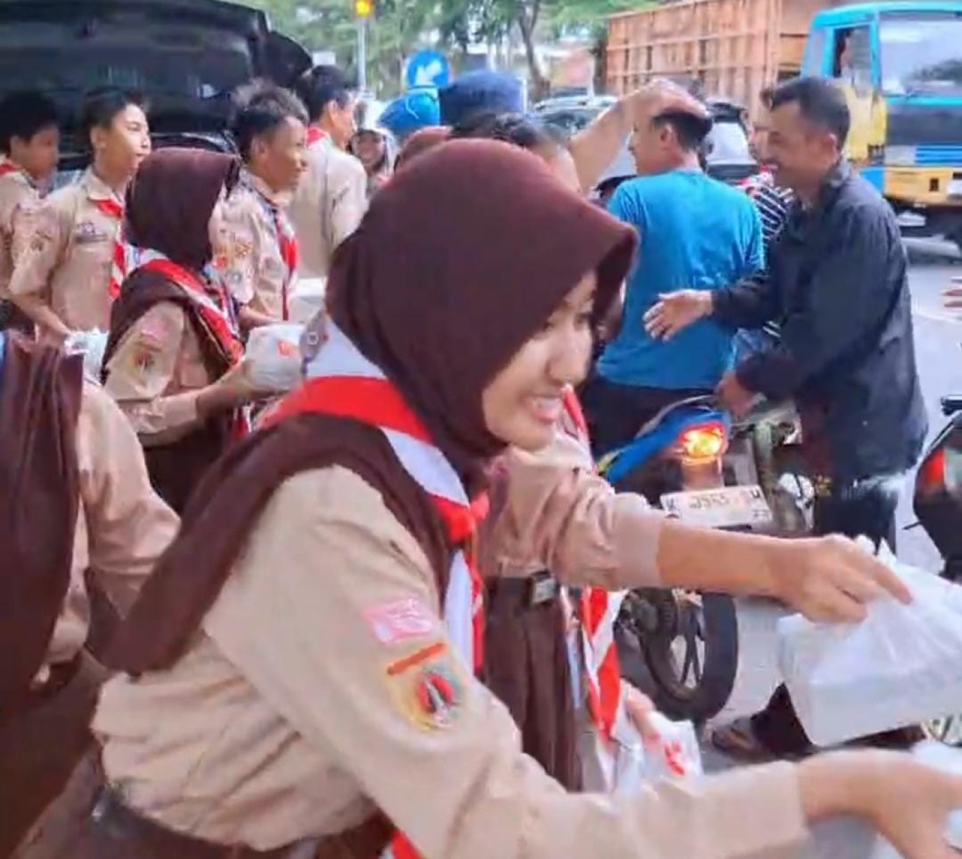 Semangat Berbagi di Bulan Ramadan, Siswa SMPN 2 Rembang Bagikan Ribuan Takjil kepada Masyarakat